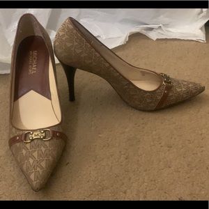 MO Logo tan heels